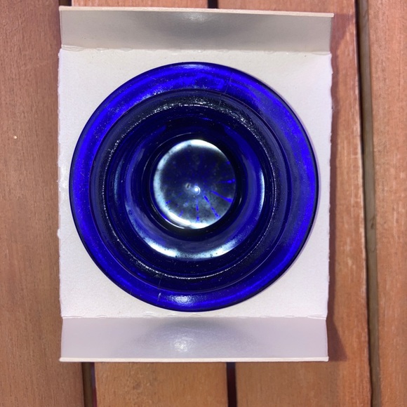 Vintage scented candle in blue glass jar - Picture 3 of 10